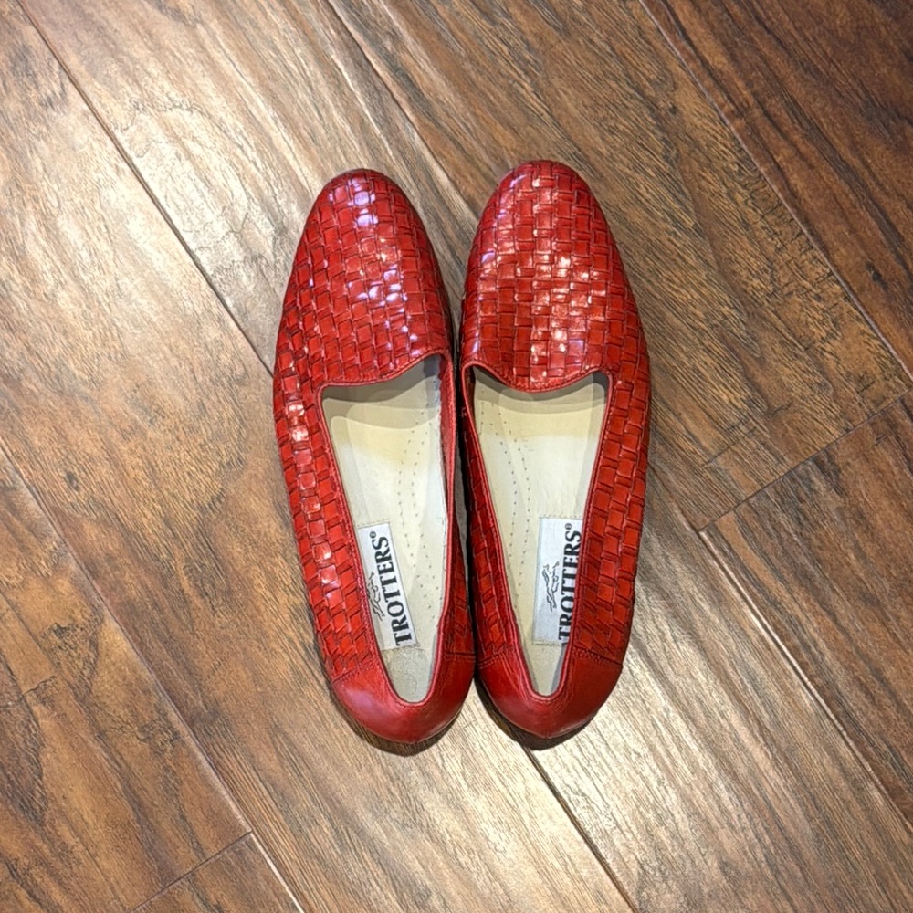 Trotters Women's Red Loafers - 9.5 Narrow